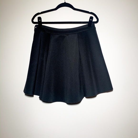 Black Pleated Skirt- L - Picture 2 of 2